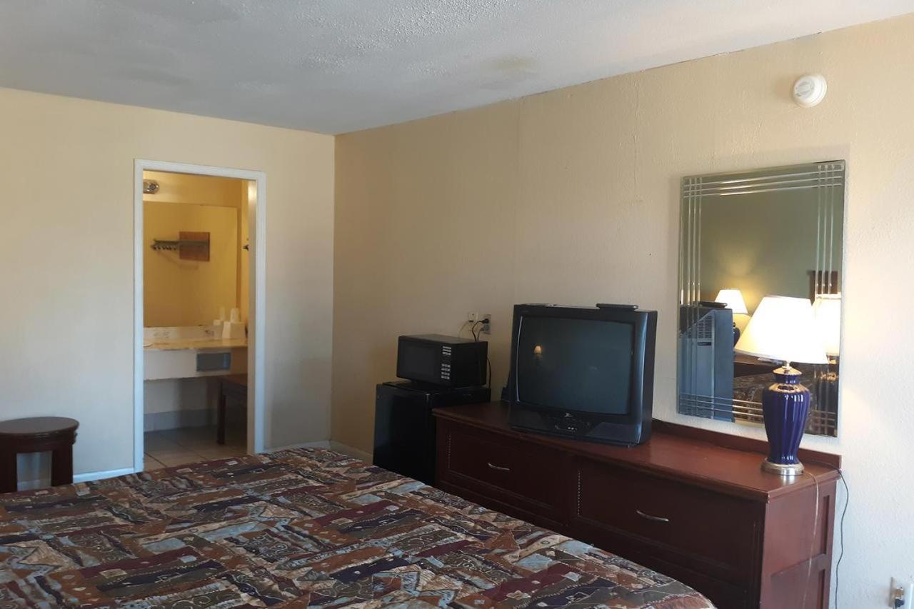 Rest Inn - Extended Stay, I-40 Airport, Wedding & Event Center Amarillo Exterior photo